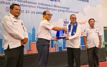 Direktur Meteorologi Penerbangan BMKG Achadi Subarkah (kedua kiri) menyerahkan cenderamata kepada Kepala Biro Ekonomi Sulteng Raff Malik (ketiga kiri) pada pembukaan Sekolah Lapang Meteorologi Penerbangan di Palu, Sulawesi Tengah, Rabu (22/4/2026). (©bmzIMAGES/Basri Marzuki)