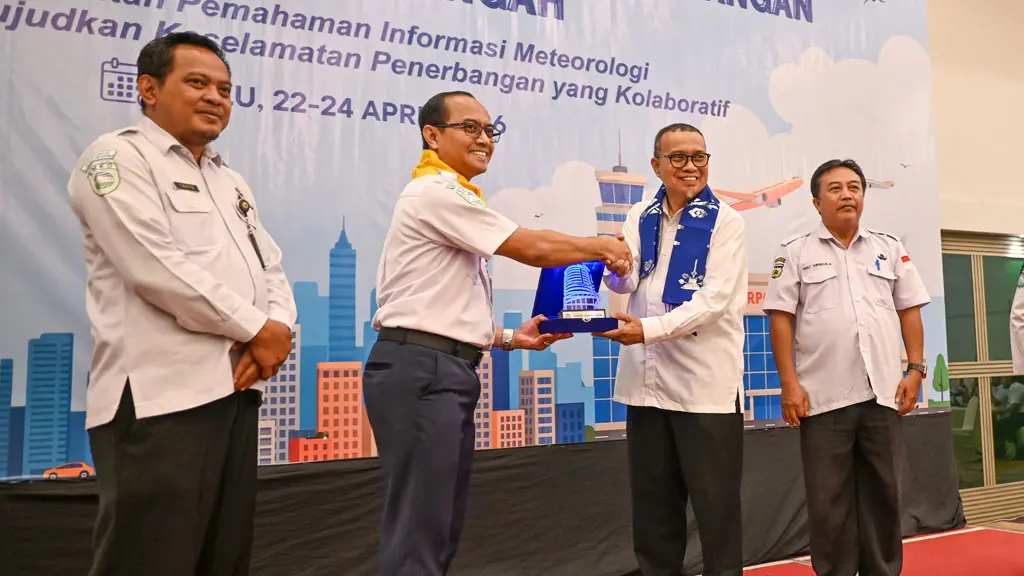 Direktur Meteorologi Penerbangan BMKG Achadi Subarkah (kedua kiri) menyerahkan cenderamata kepada Kepala Biro Ekonomi Sulteng Raff Malik (ketiga kiri) pada pembukaan Sekolah Lapang Meteorologi Penerbangan di Palu, Sulawesi Tengah, Rabu (22/4/2026). (©bmzIMAGES/Basri Marzuki)