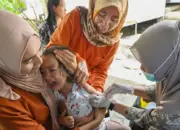 Pemberian vaksin campak kepada seorang anak di Posyandu Melati, Palupi, Palu, Kamis (2/4/2026). (©bmzIMAGES/Basri Marzuki)