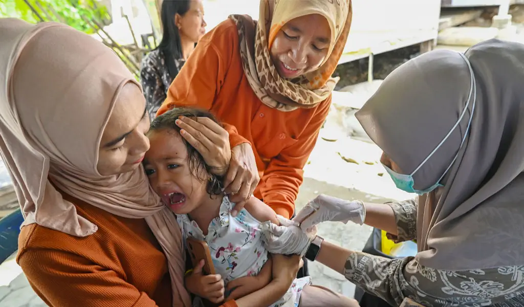 Pemberian vaksin campak kepada seorang anak di Posyandu Melati, Palupi, Palu, Kamis (2/4/2026). (©bmzIMAGES/Basri Marzuki)