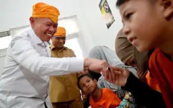 Bupati Sigi, MOh Rizal Intjenae saat mendampingi Mensos mengunjungi Sekolah Rakyat Sentra Nipotowe, Senin (20/4/2026). (©bmzIMAGES/Basri Marzuki)