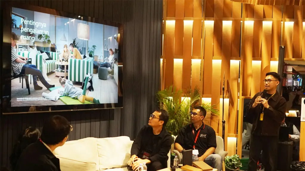 Muhammad Yusuf Attorik, Interior Design Leader IKEA Indonesia, menyampaikan presentasi dalam forum arsitektur ARCH:ID 2026 di Tangerang, Minggu (26/4/2026). (©IKEA Indonesia)
