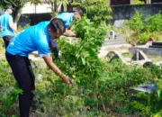 Personel Ditjenpas Sulteng membersihkan makam di TPU Ramba, Palu, Kamis (9/4/2026). (©Humas Ditjenpas Sulteng)