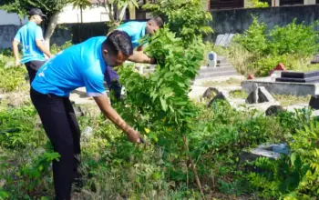 Personel Ditjenpas Sulteng membersihkan makam di TPU Ramba, Palu, Kamis (9/4/2026). (©Humas Ditjenpas Sulteng)
