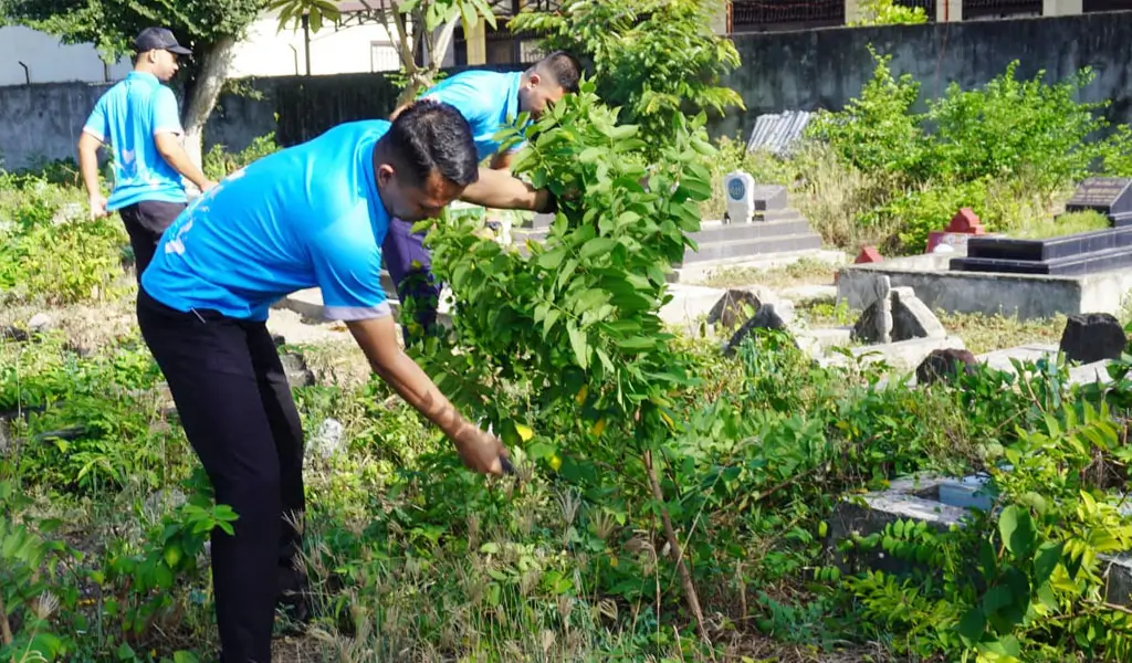 Personel Ditjenpas Sulteng membersihkan makam di TPU Ramba, Palu, Kamis (9/4/2026). (©Humas Ditjenpas Sulteng)