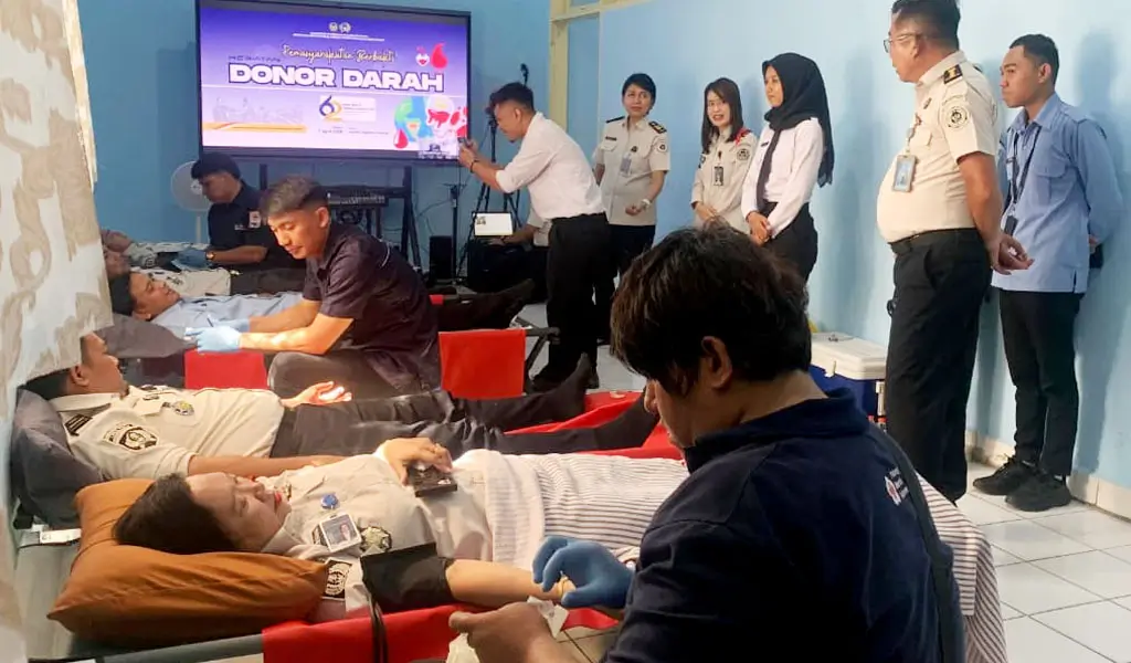 Staf DItjenpas Sulteng mendonorkan darahnay dalam rangka HBP ke-62 di Palu, Selasa (7/4/2026). (©Humas Ditjenpas Sulteng)