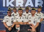 Kakanwil Ditjenpas Sulteng Bagus Kuniawan (tengah depan) bersama sejumlah Kepala UPT Pemasyarakatan memberikan keterangan usai pembacaa Ikrar Halinar di halaman Lapas Kelas IIA Palu, Senin (20/4/2026). (©bmzIMAGES/Basri Marzuki)