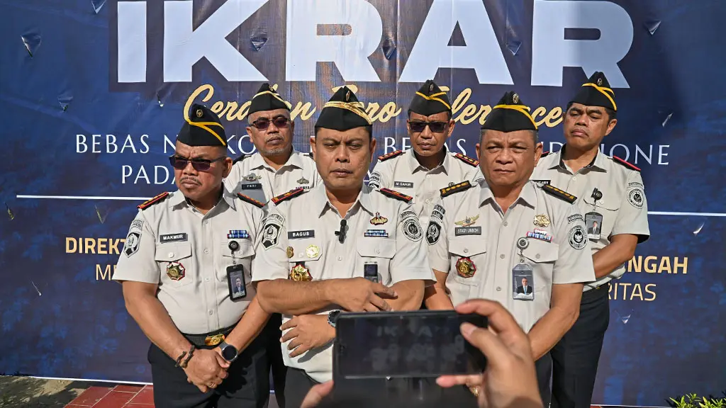 Kakanwil Ditjenpas Sulteng Bagus Kuniawan (tengah depan) bersama sejumlah Kepala UPT Pemasyarakatan memberikan keterangan usai pembacaa Ikrar Halinar di halaman Lapas Kelas IIA Palu, Senin (20/4/2026). (©bmzIMAGES/Basri Marzuki)
