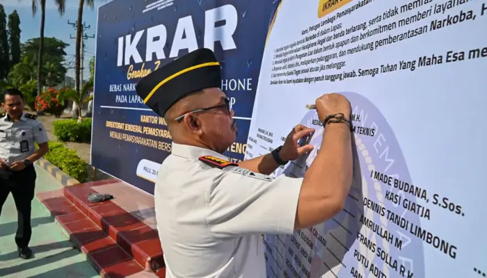 Kepala Lapas Kelas IIA Palu, Makmur meneken naskah ikrar usai dibacakan di halaman Lapas Kelas IIA Palu, Senin (20/4/2026). (©bmzIMAGES/Basri Marzuki)