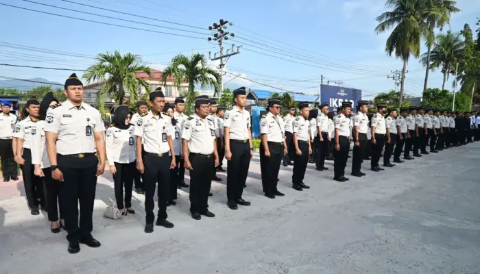 Sejulah personel UPT Pemasyarakatan mengikuti pembacaan ikrar di halaman Lapas Kelas IIA Palu, Senin (20/4/2026). (©bmzIMAGES/Basri Marzuki)