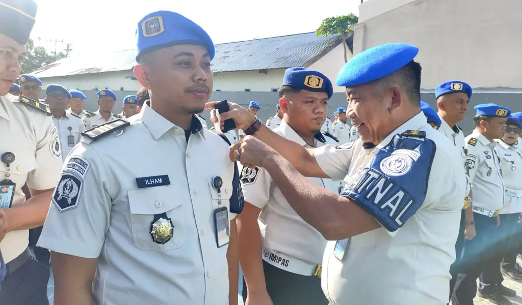 Plh Kakanwil Ditjenpas Sulteng, Irpan menyematkan tanda pada pengukuhan personel Satops Panal Ditjenpas Sulteng di Palu, Rabu (8/4/2026). (©Humas Ditjenpas Sulteng)