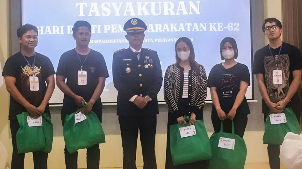 Sejumlah keluarga warga binaan mendapat bantuan sosial pada tasyakuran Hari Bakti Pemasyarakatan di Lapas Palu, Senin (27/4/2026). (©HUmas Ditjenpas Sulteng)