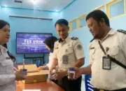 Sejumlah staf Ditjenpas Sulteng mengikuti tes urine acak di Kantor Ditjenpas Sulteng, Senin (6/4/2026). (©Humas Ditjenpas Sulteng)