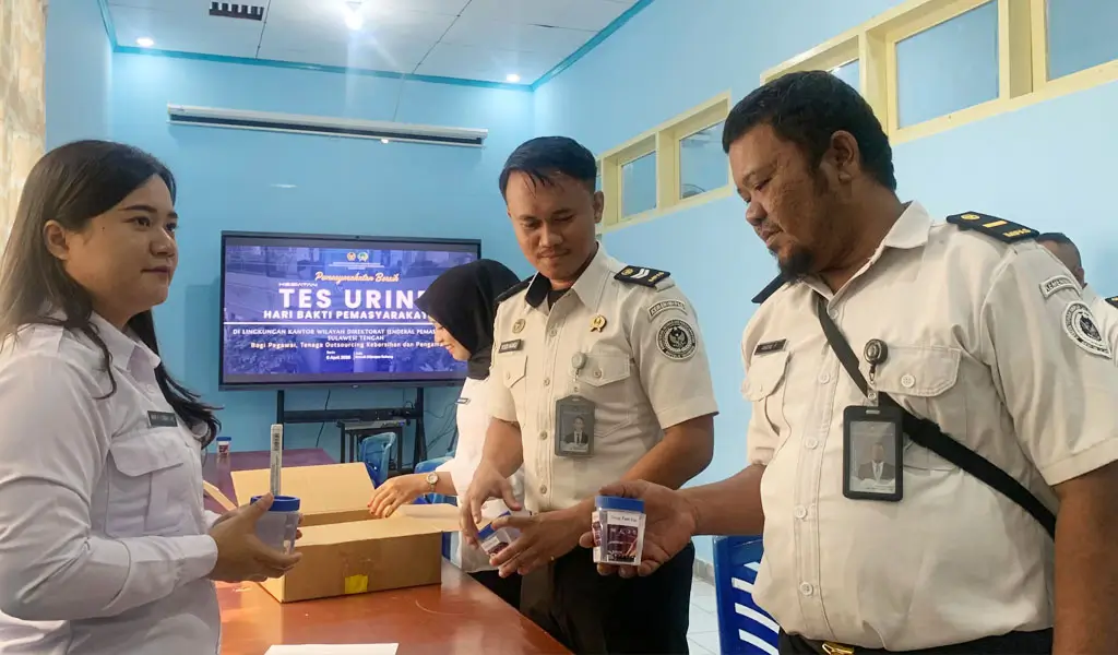 Sejumlah staf Ditjenpas Sulteng mengikuti tes urine acak di Kantor Ditjenpas Sulteng, Senin (6/4/2026). (©Humas Ditjenpas Sulteng)