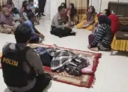 Korban disemayamkan di rumahnya di Desa Malakosa, Parimo, Kamis (16/4/2026). (©Humas Polres Parimo)
