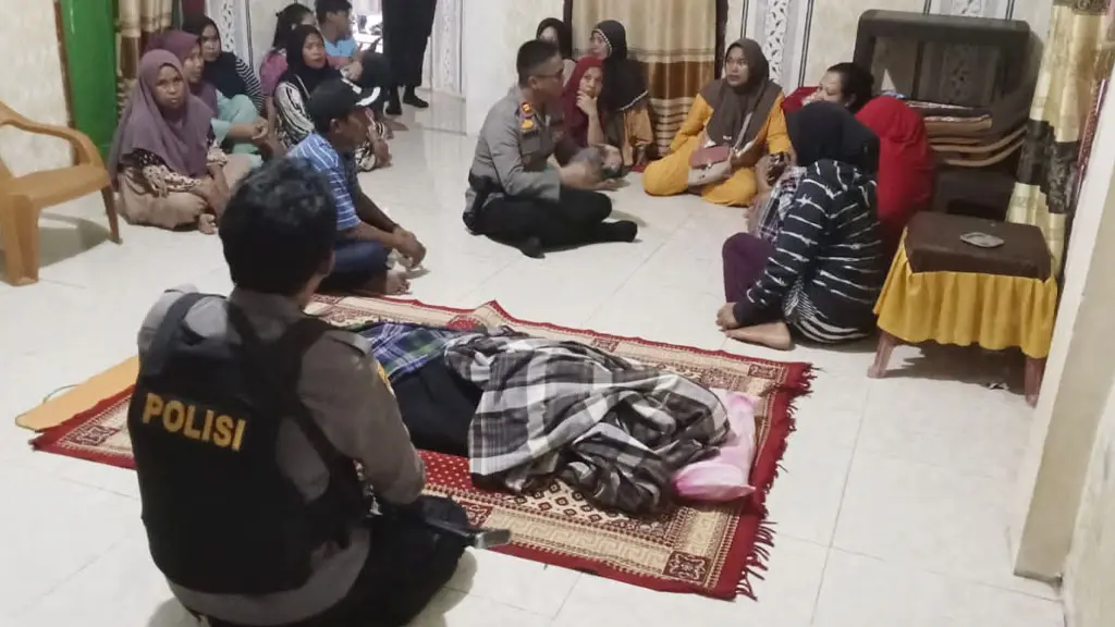 Korban disemayamkan di rumahnya di Desa Malakosa, Parimo, Kamis (16/4/2026). (©Humas Polres Parimo)