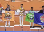 Dzakwan Afif (tengah) menunjukkan medali emas pada Kejurnas Cadet Junior Samarinda 2026 yang digelar 22–26 April 2026 di GOR Sempaja, Samarinda. (©Dojang Taekwondo Dragon Club)