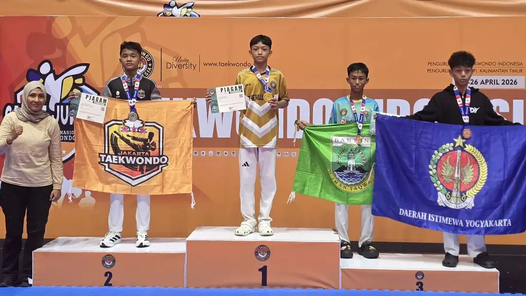 Dzakwan Afif (tengah) menunjukkan medali emas pada Kejurnas Cadet Junior Samarinda 2026 yang digelar 22–26 April 2026 di GOR Sempaja, Samarinda. (©Dojang Taekwondo Dragon Club)