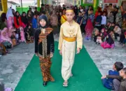 Siswa mengenakan baju tradisional berjalan di atas karpet pada fashion show merayakan Hari Kartini di SD Inpres Palupi, Palu, Sulawesi Tengah, Selasa (21/4/2026). (©bmzIMAGES/Basri Marzuki)