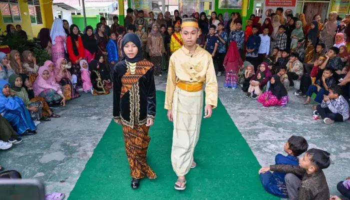 Hari Kartini di SD Inpres Palupi, Tawa dan Gaya di Atas Karpet Hijau