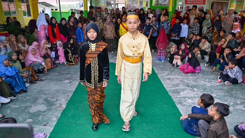 Siswa mengenakan baju tradisional berjalan di atas karpet pada fashion show merayakan Hari Kartini di SD Inpres Palupi, Palu, Sulawesi Tengah, Selasa (21/4/2026). (©bmzIMAGES/Basri Marzuki)