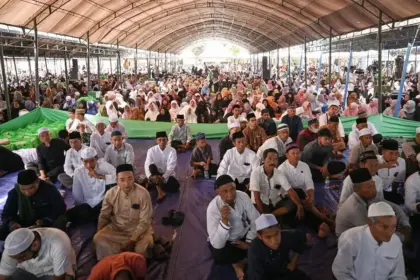 Jamaah yang memadati Haul ke-58 Guru Tua di Palu, Rabu (1/4/2026). (©bmzIMAGES/Basri Marzuki)