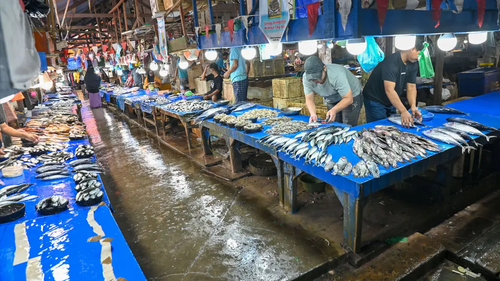 Pedagang menata ikan yang dijualnya di Pasar Manonda Palu, Kamis (2/4/2026). (©bmzIMAGES/Basri Marzuki)