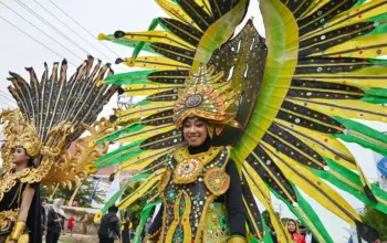 Diwarnai Rintik, Karnaval Budaya HUT 62 Sulteng Berlangsung Meriah