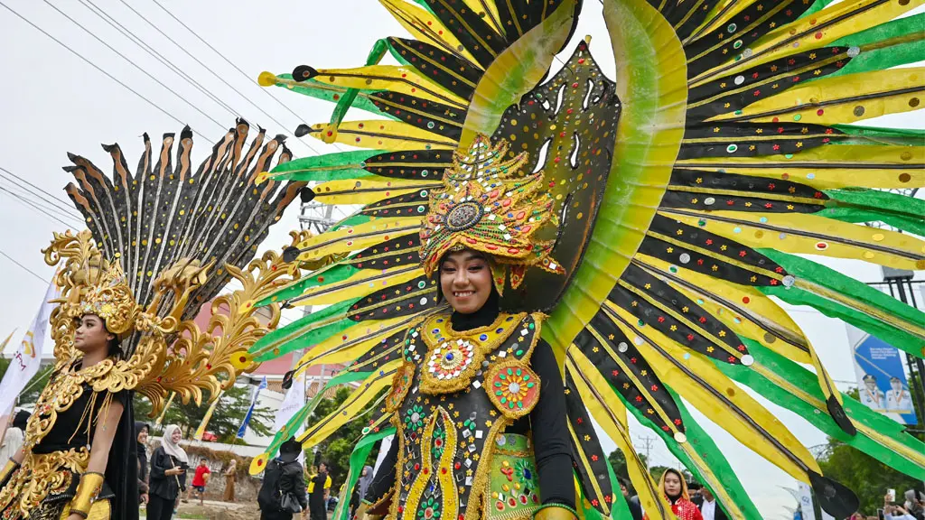 Peserta mengenakan pakaian kreasi pad akarnaval budaya merayakan HUT ke-32 Provinsi SUlteng di Jalan Muh Yamin, Palu, Senin (13/4/2026). (©bmzIMAGES/Basri Marzuki)