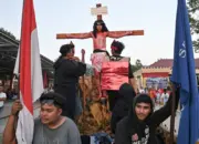 Salah satu tim peserta menampilkan kisah penyaliban pada Karnaval Rohani dalm rangka Paskah Nasional V di Sigi, Sabtu (25/4/2026). (©bmzIMAGES/Basri Marzuki)