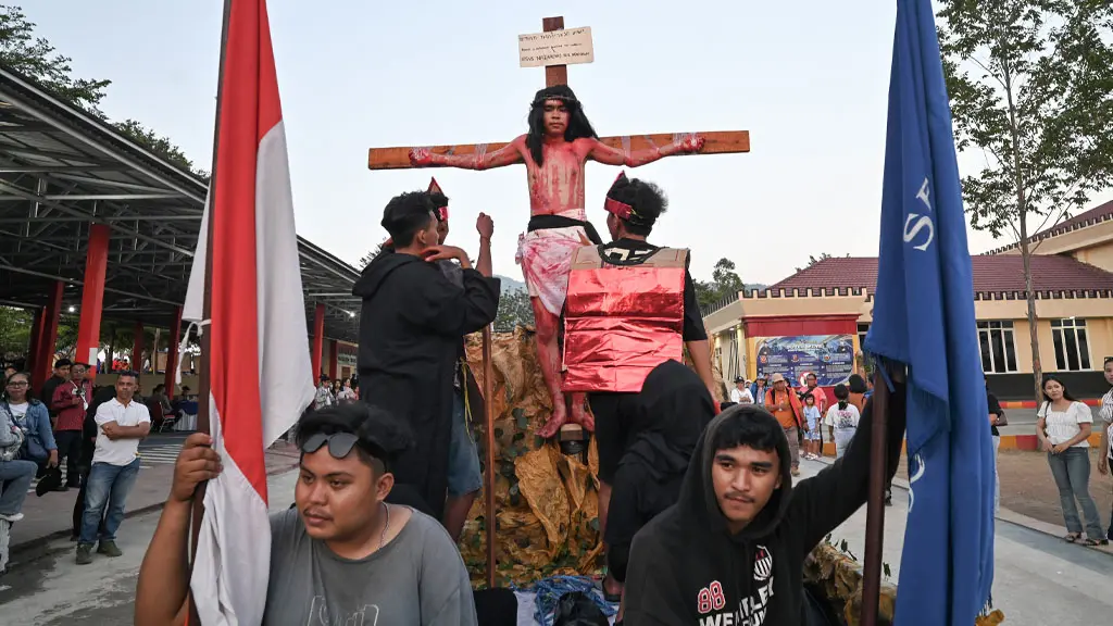 Salah satu tim peserta menampilkan kisah penyaliban pada Karnaval Rohani dalm rangka Paskah Nasional V di Sigi, Sabtu (25/4/2026). (©bmzIMAGES/Basri Marzuki)