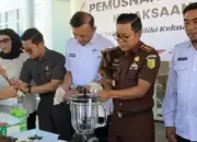 Kejari Sigi Irwan Ganda Saputra (tengah) bersiap memusnahkan sabu di Pombewe, Sigi, Rabu (15/4/2026). (©Tangkapan layar)