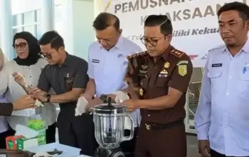 Kejari Sigi Irwan Ganda Saputra (tengah) bersiap memusnahkan sabu di Pombewe, Sigi, Rabu (15/4/2026). (©Tangkapan layar)