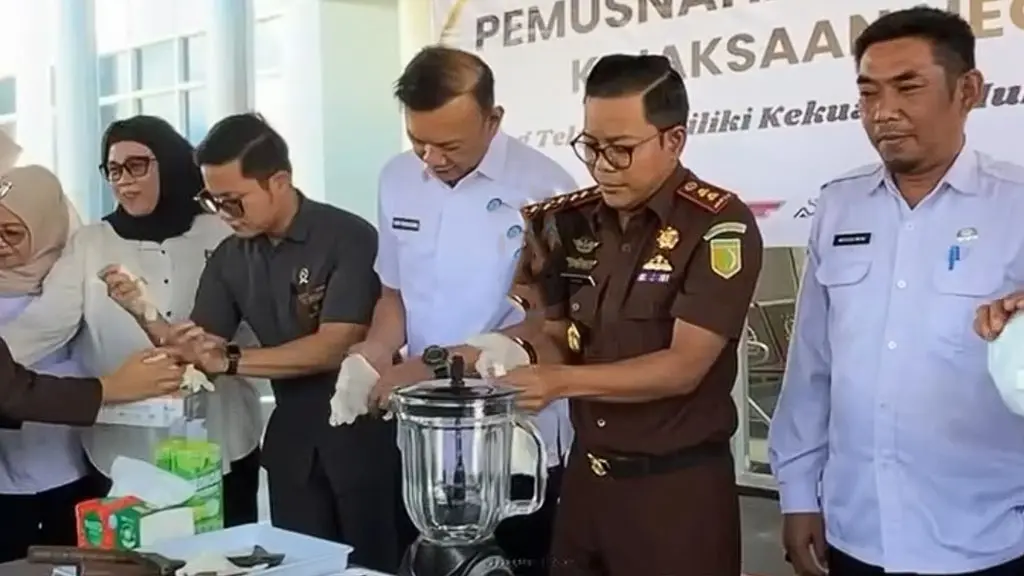 Kejari Sigi Irwan Ganda Saputra (tengah) bersiap memusnahkan sabu di Pombewe, Sigi, Rabu (15/4/2026). (©Tangkapan layar)