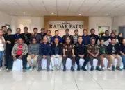 Kajati Sulteng Nuzul Rahmat (tengah) bersama sejumlah pimpinan organisasi pers konstituen Dewan Pers di Kantor Radar Palu, Kamis (9/4/2026). (©RadarPalu/Rony)