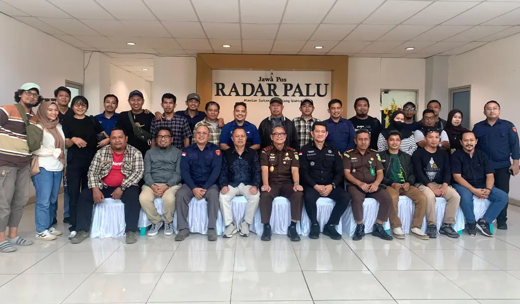 Kajati Sulteng Nuzul Rahmat (tengah) bersama sejumlah pimpinan organisasi pers konstituen Dewan Pers di Kantor Radar Palu, Kamis (9/4/2026). (©RadarPalu/Rony)