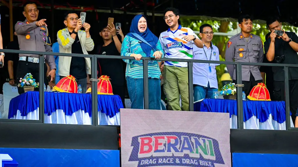 Ketu KONI Sulteng Fathur Rahman Razak bersama Wagub Sulteng Reny A Lamdjido pada kejuarana Berani Drag Race dan Drag di Palu beberapa waktu lalu. (©Panitia Drag Bike)