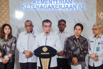 Menaker Yassierli (tengah0 pada konferensi pers tentang imbauan WFH sehari sepekan di Jakarta, Rabu (1/4/2026). (©Humas Kemnaker)