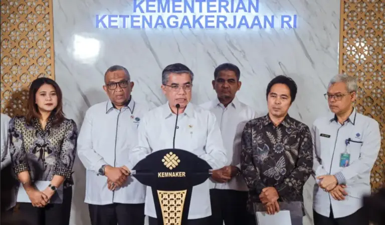 Menaker Yassierli (tengah0 pada konferensi pers tentang imbauan WFH sehari sepekan di Jakarta, Rabu (1/4/2026). (©Humas Kemnaker)