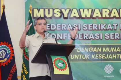 Menaker Yassierli pada Musyawarah Nasional Tahun 2026 Federasi Serikat Pekerja Farmasi dan Kesehatan (FSP FARKES) KSPSI di Jakarta, Kamis (2/4/2026). (©Humas Kemnaker)