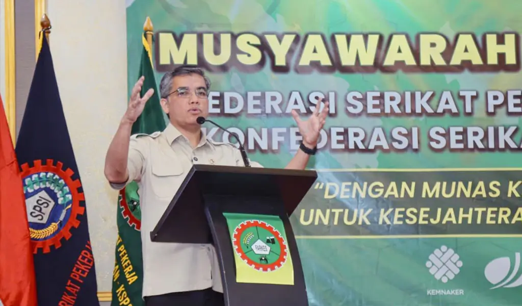 Menaker Yassierli pada Musyawarah Nasional Tahun 2026 Federasi Serikat Pekerja Farmasi dan Kesehatan (FSP FARKES) KSPSI di Jakarta, Kamis (2/4/2026). (©Humas Kemnaker)