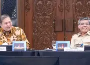 Menko Ekonomi Erlangga Hertarto (kiri) bersama Menaker Yassierli. (©HUmas Kemnaker)