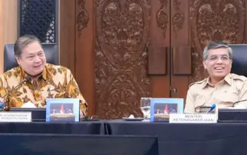 Menko Ekonomi Erlangga Hertarto (kiri) bersama Menaker Yassierli. (©HUmas Kemnaker)