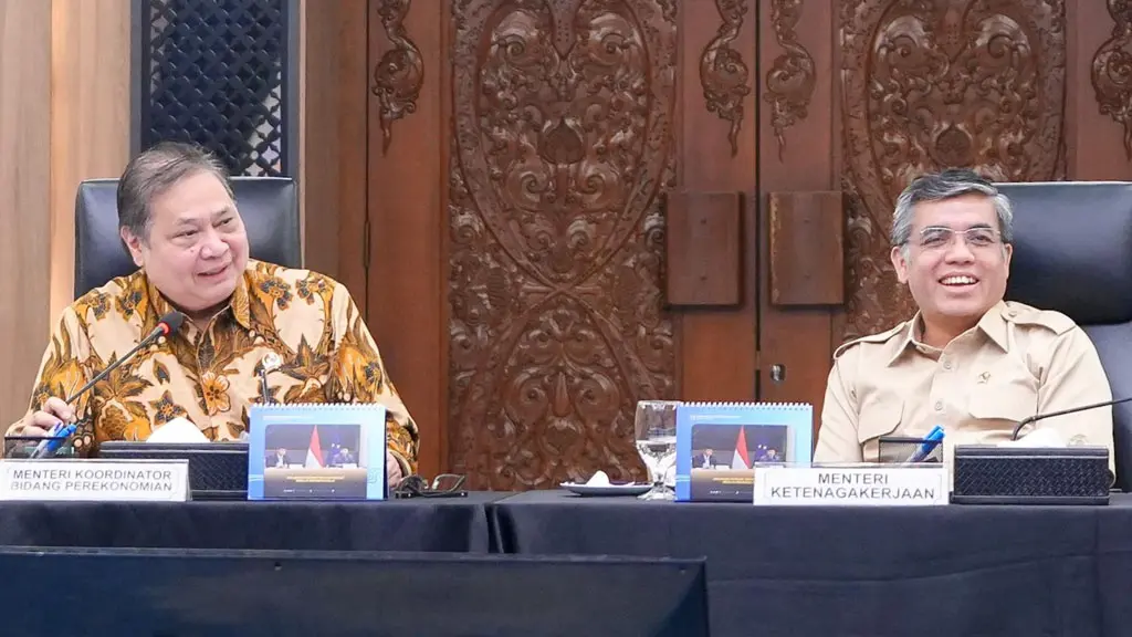 Menko Ekonomi Erlangga Hertarto (kiri) bersama Menaker Yassierli. (©HUmas Kemnaker)