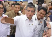 Menaker Yassierli berswafoto dengan sejumlah peserta Bisa Bareng Tiktok di Jakarta, Rabu (15/4/2026). (©Humas Kemnaker)