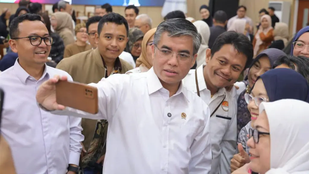 Menaker Yassierli berswafoto dengan sejumlah peserta Bisa Bareng Tiktok di Jakarta, Rabu (15/4/2026). (©Humas Kemnaker)