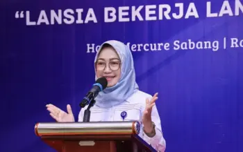 Plt. Dirjen Binapenta dan PKK Kemnaker, Estiarty Haryani pada Workshop "Inklusi untuk Semua: Lansia Bekerja, Lansia Sejahtera" di Jakarta, Rabu (15/4/2026). (©Humas Kemnaker)