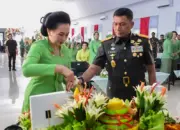 Pangdam XXIII/PW, Mayjen TNI J. Binsar P. Sianipar bersama Ketua Persit KCK Daerah XXIII/PW Dewi Binsar, memotong tumpeng pada HUT ke-80 Persit KCK di Aula Manggala Sakti, Makodam XXIII/PW, Palu, Selasa (21/4/2026). (©Pendam 23/PW)
