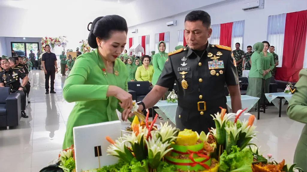Pangdam XXIII/PW, Mayjen TNI J. Binsar P. Sianipar bersama Ketua Persit KCK Daerah XXIII/PW Dewi Binsar, memotong tumpeng pada HUT ke-80 Persit KCK di Aula Manggala Sakti, Makodam XXIII/PW, Palu, Selasa (21/4/2026). (©Pendam 23/PW)