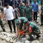 Pangda XXIII/Palaka Wira Mayjen TNI J. Binsar Parluhutan Sianipar meletakkan batu pertama menandai dimulainya pembangunan Jembatan Garuda di pargi Moutong, Kamis (2/4/2026). (©Penrem 132/Tdl)